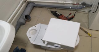 Установка напольного унитаза в Сарапуле: монтаж под ключ от СантехДомСрл от 5108 рублей.