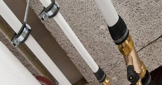 Замена труб водоснабжения в квартире: цена от 2044 руб. - СантехДомСрл
